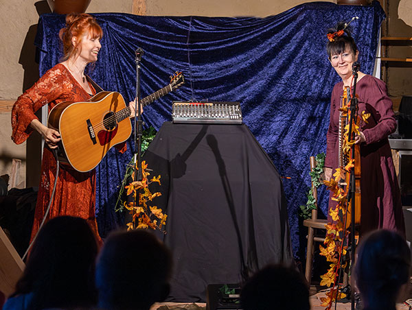 Kerstin Blodig und Ditte Andersson auf der Bühne in der Scheune