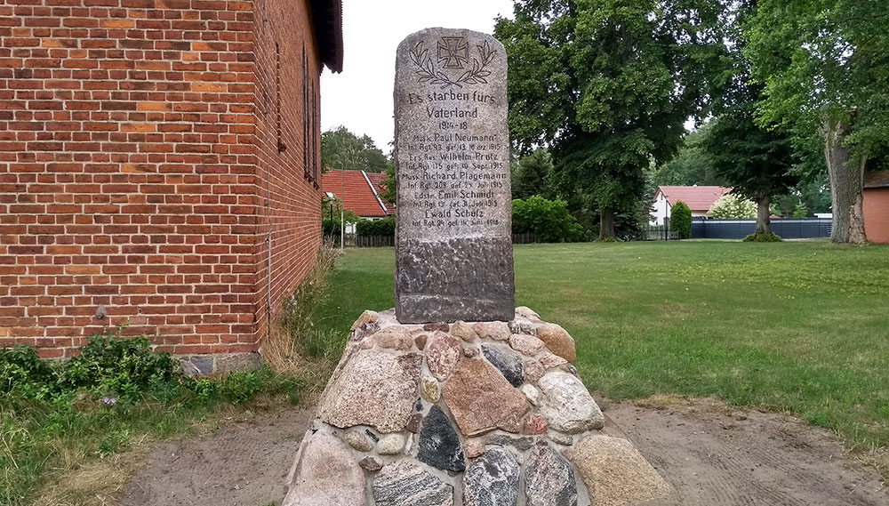 restauriertes Kriegerdenkmal in Bork